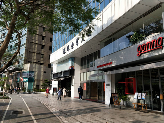 匯通商務中心仁愛館所在大樓門廳外觀，台北大安區仁愛路四段107號